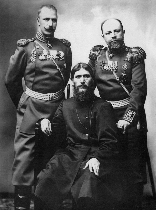 Распутин с генерал-майором князем М.С. Путятиным (справа) и Д.Н. Ломаном (слева)