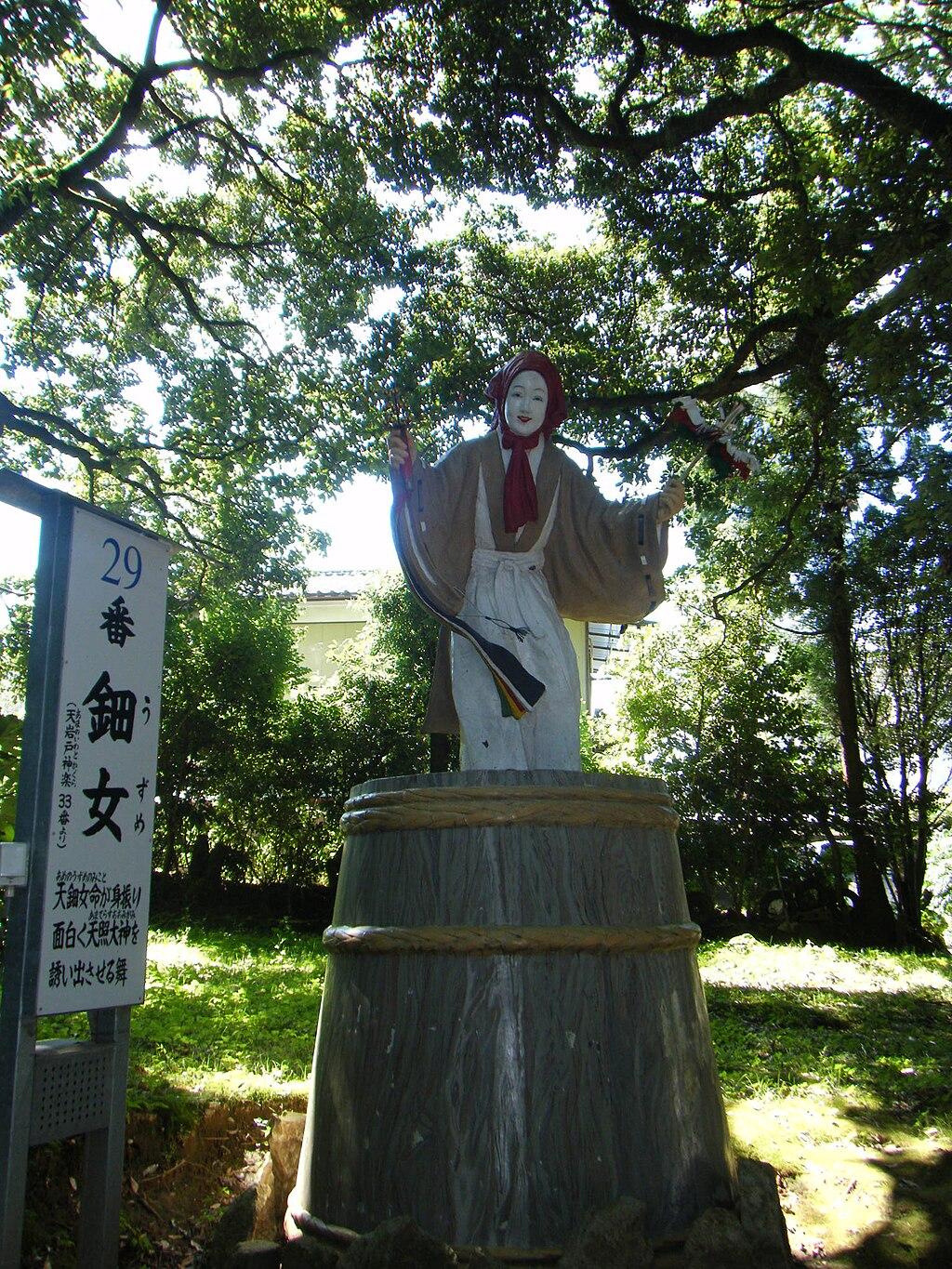 Статуя Амэ-но Удзумэ