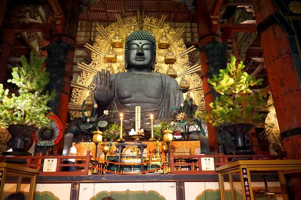 Статуя Будды в храме Тодайдзи